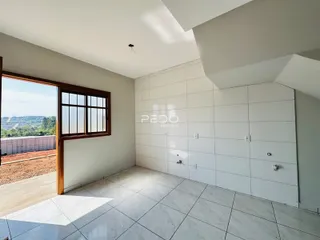 Interior de uma sala com piso de cerâmica e paredes brancas.