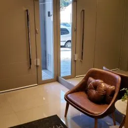 Foto de um assento de couro em um ambiente interno.