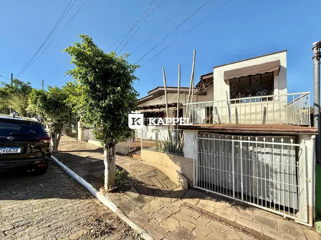 Foto da fachada de uma residência em Lajeado, Brasil, mostrando o muro e a cerca.