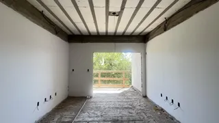 Corredor interno com teto de vigas expostas.