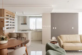 Ambiente de sala de jantar e cozinha em um imóvel no Brasil.