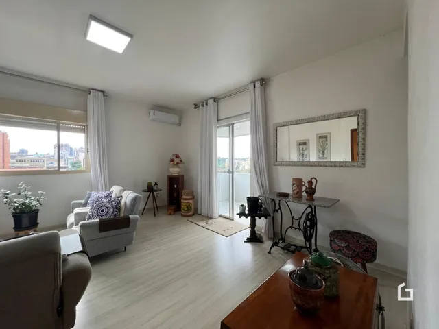 Sala de estar iluminada com luz natural.