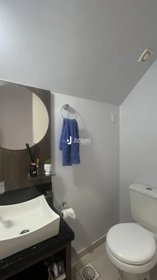Foto de um banheiro interno com pia e vaso sanitário.