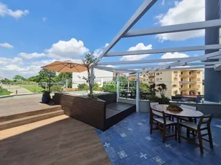 Vista de uma área externa com deck de madeira e estrutura moderna.