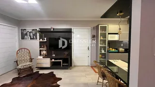 Sala de estar com móveis de madeira e televisão.