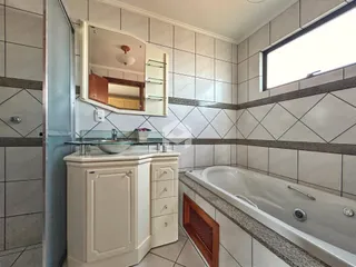 Foto de um banheiro com revestimento cerâmico e banheira.