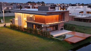 Fachada moderna de uma casa em Lajeado, Brasil, com jardim gramado.