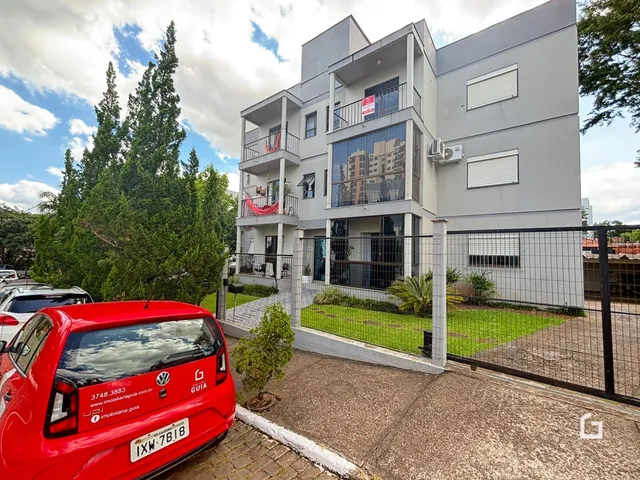 Fachada de um prédio residencial em Lajeado, Brasil, com jardim e cerca.
