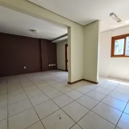 Ambiente interno com piso de cerâmica claro e paredes em tom neutro.