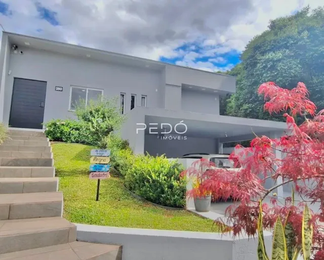 Fachada de uma residência em Lajeado, Brasil, com jardim e escadaria.
