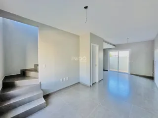 Vista de um corredor com escadaria em um imóvel.