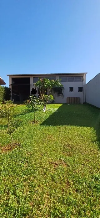 Vista externa de um imóvel com gramado verde no Lajeado.