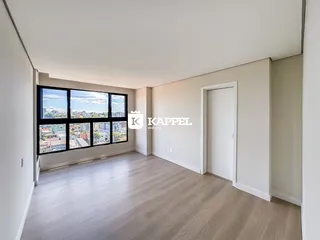 Sala de estar com grande janela oferecendo uma vista da cidade.