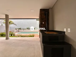 Uma vista ampla de um pátio com piscina e jardim.