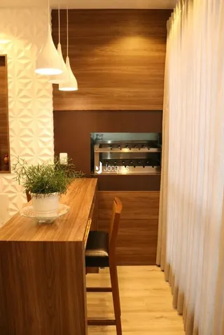 Hall de entrada com painel de madeira e parede texturizada.