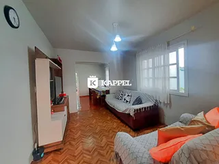Quarto com cama e armário de madeira em ambiente interno.