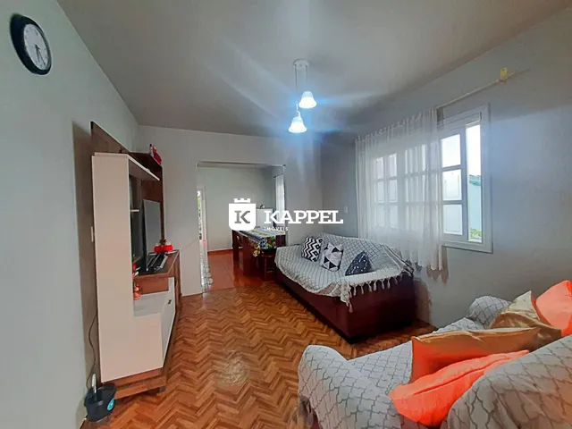 Quarto com cama e armário de madeira em ambiente interno.