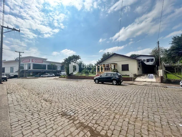 Vista externa de uma residência e área pavimentada em Lajeado, Brasil.