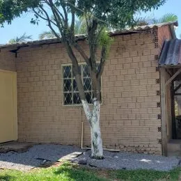 Fachada externa de alvenaria de tijolos de uma residência em Lajeado.