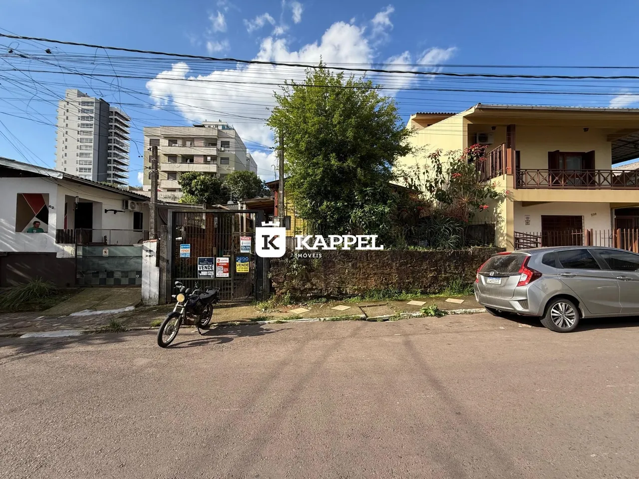 Vista externa de uma residência em Lajeado, Brasil, com cerca e veículo estacionado na rua.