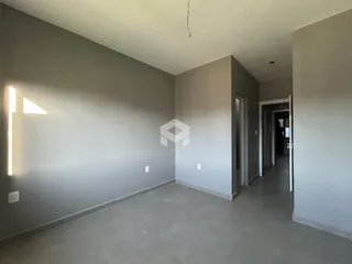 Hall de entrada com paredes cinzas e piso de cerâmica.