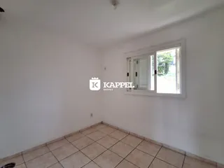 Ambiente interno com paredes brancas e piso de cerâmica.