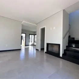 Ambiente interno com paredes brancas e piso claro.