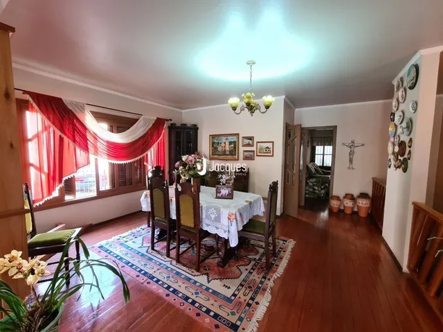 Sala de estar com piso de madeira e cortinas vermelhas.
