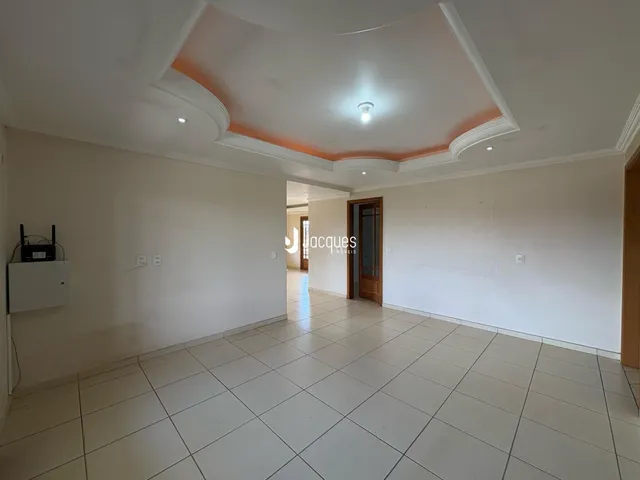 Hall de corredor com piso de cerâmica claro.