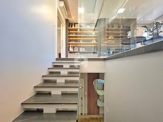 Foto da escadaria e área de transição de uma residência em Lajeado.