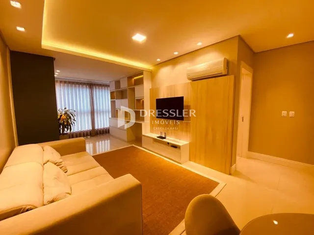 Sala de estar com sofá e iluminação indireta em um imóvel no Brasil