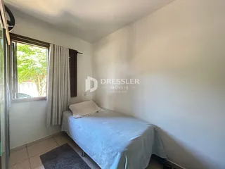 Quarto com janela e cama em um imóvel no Brasil.
