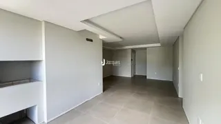 Hall da casa em Lajeado, Brasil com paredes brancas e piso claro.