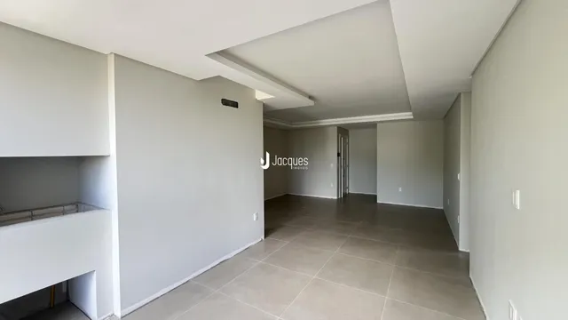 Hall da casa em Lajeado, Brasil com paredes brancas e piso claro.