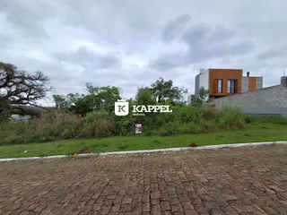 Vista externa de uma propriedade em Lajeado, Brasil, mostrando o edifício e a área gramada.