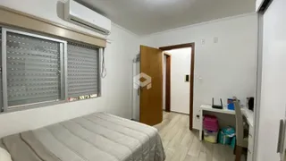 Quarto com cama e janela em um imóvel no Brasil.