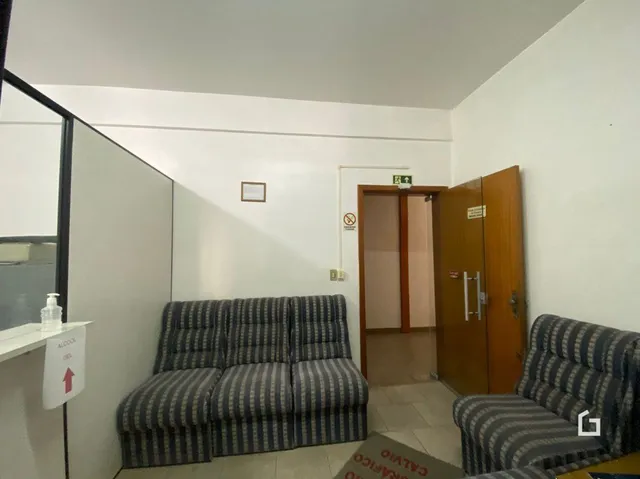 Imagem de uma sala de estar com um sofá.