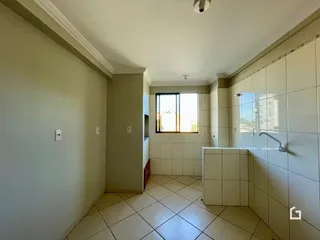 Foto de um banheiro com revestimento cerâmico e janela em um imóvel no Brasil.