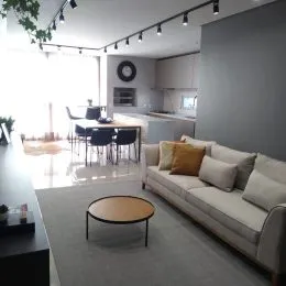 Foto de uma sala de estar com sofá e mesa de centro em um imóvel.