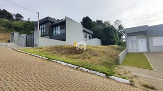 Fachada de uma residência moderna em Lajeado, Brasil, com jardim em primeiro plano.