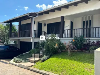 Fachada de uma casa residencial em Lajeado, Brasil, com jardim frontal e varanda.