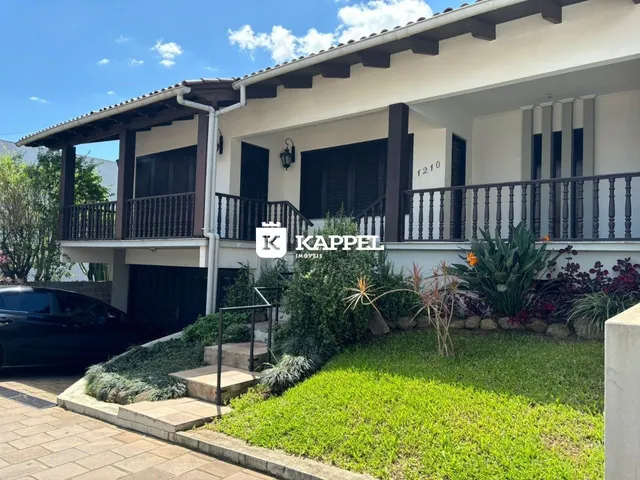 Fachada de uma casa residencial em Lajeado, Brasil, com jardim frontal e varanda.