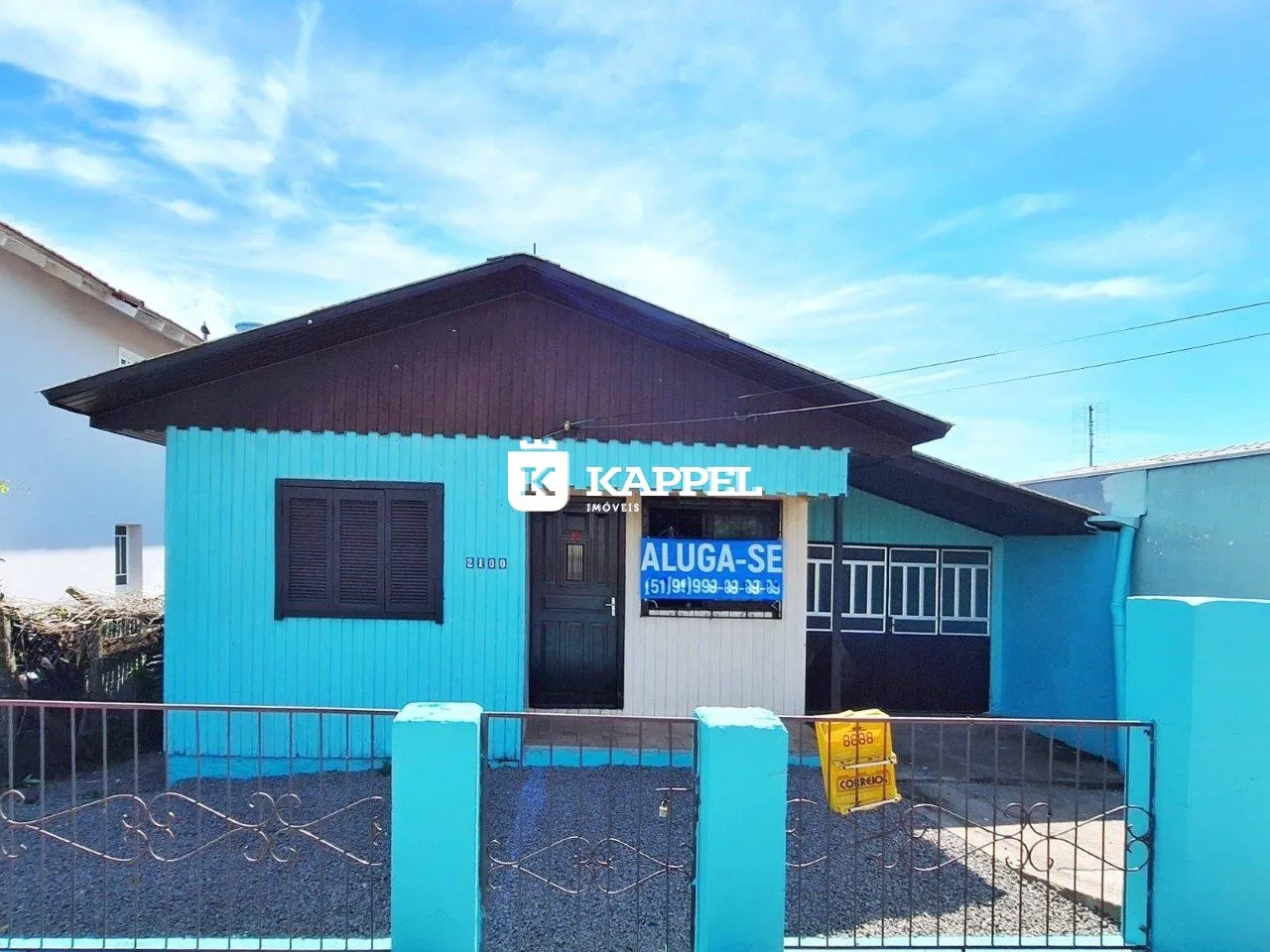 Fachada azul de uma casa alugada em Lajeado, Brasil.