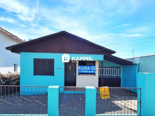 Fachada azul de uma casa alugada em Lajeado, Brasil.