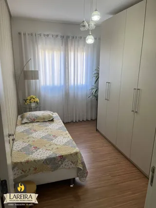 Quarto com cama e armário em ambiente claro.