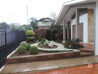 Vista da fachada e jardim de uma residência em Lajeado.