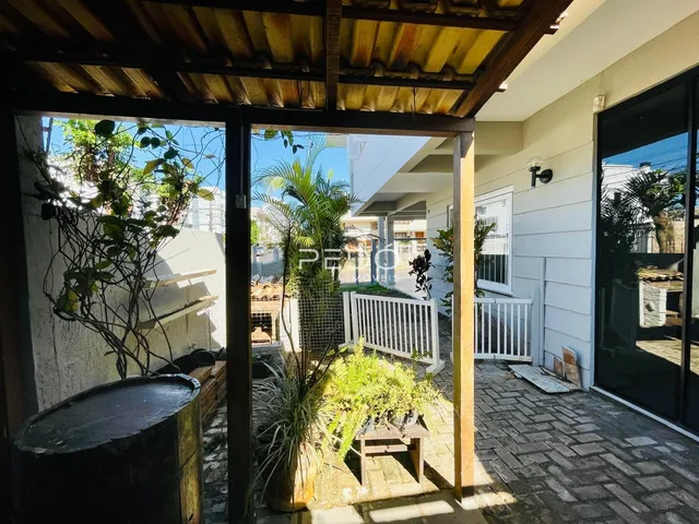 Vista da fachada de uma residência em Lajeado, Brasil, mostrando a área externa e o pátio.