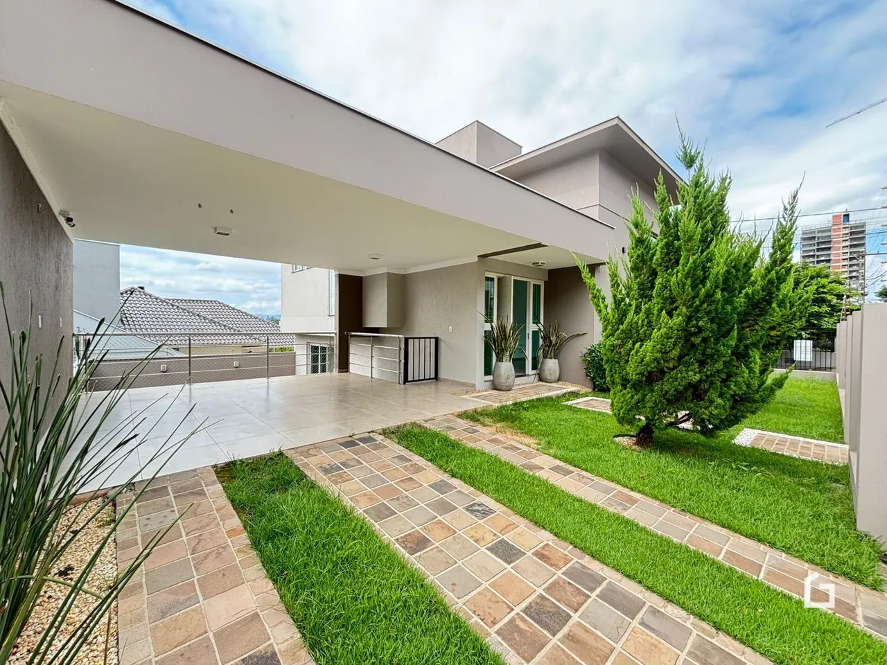 Fachada de uma residência com área externa pavimentada em Lajeado, Brasil.