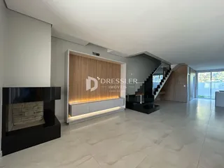 Ambiente interno de uma sala com piso de cerâmica e lareira moderna.