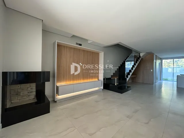 Ambiente interno de uma sala com piso de cerâmica e lareira moderna.